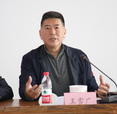 王董事長(zhǎng)作工作報(bào)告3（采用照片）