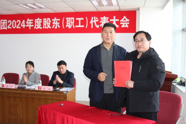 1、王董事長(zhǎng)與第二分公司經(jīng)理范立東簽訂2025年目標(biāo)責(zé)任書