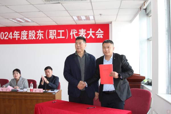 5、王董事長(zhǎng)與第九分公司經(jīng)理胡效陽簽訂2025年目標(biāo)責(zé)任書