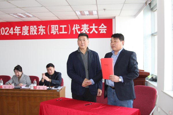 8、王董事長(zhǎng)與安裝消防公司經(jīng)理吳洪勇簽訂2025年目標(biāo)責(zé)任書